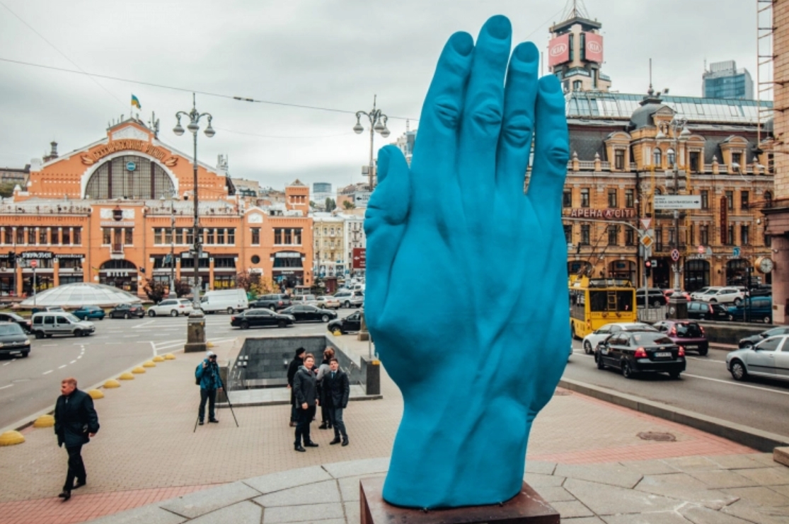 Раскрыта тайна синей руки, которую установили в Киеве